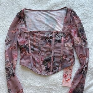 I’m selling a woman top. Square neck curved. Floral and Figure graphic👼🏻